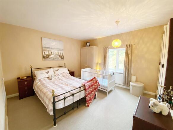 Bedroom 1 pic 1.jpg