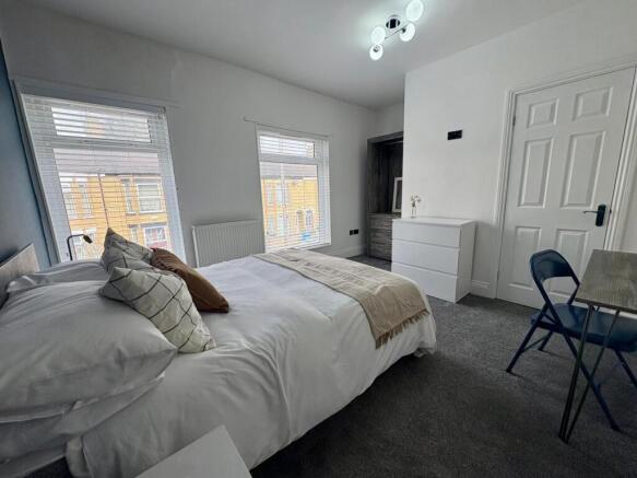 4 bed House to rent Image 6