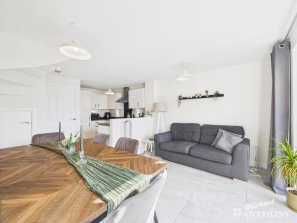 CAM02773G0-PR0356-STILL039