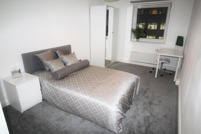 3 bed Flat to rent Image 11