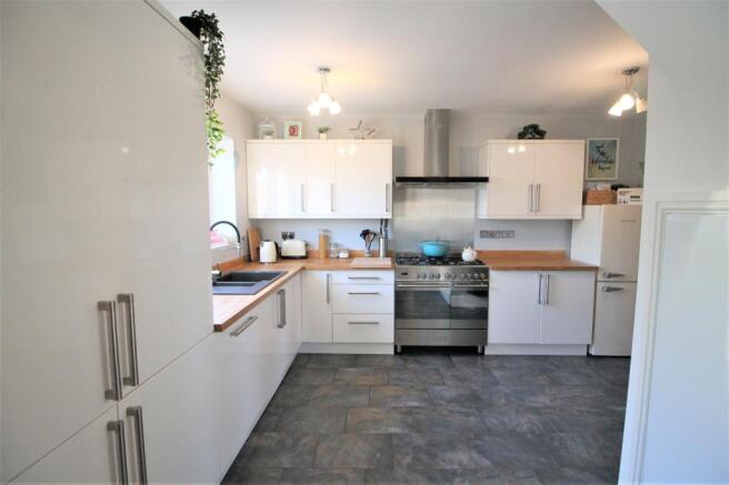 Kitchen (i).JPG