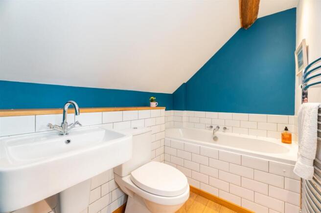 MASTER EN-SUITE