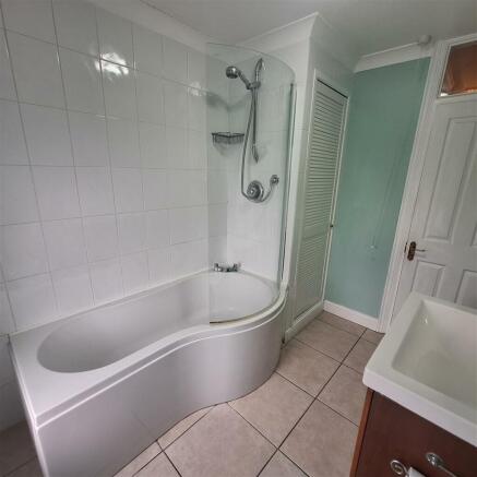 Bathroom 1.jpg