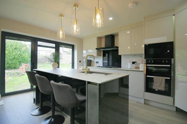 5 bed Semi-Detached for sale Image 8