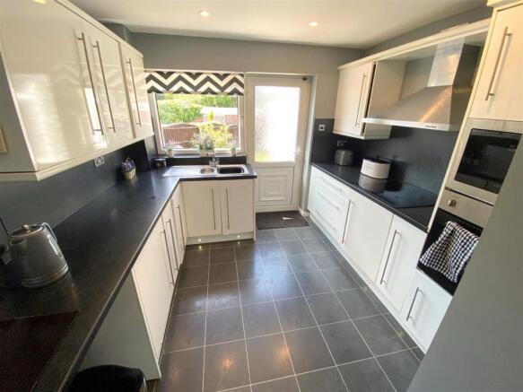 FITTED KITCHEN