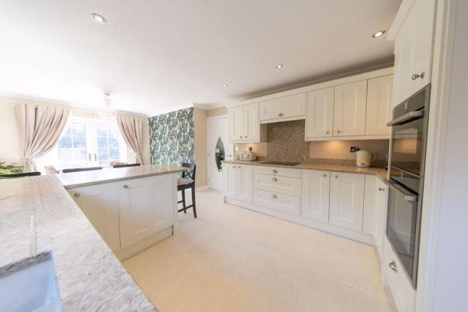 Kitchen & dining space