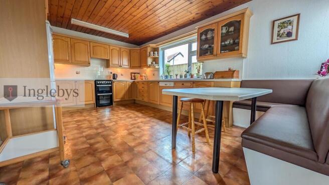 4 bed House for sale Image 12