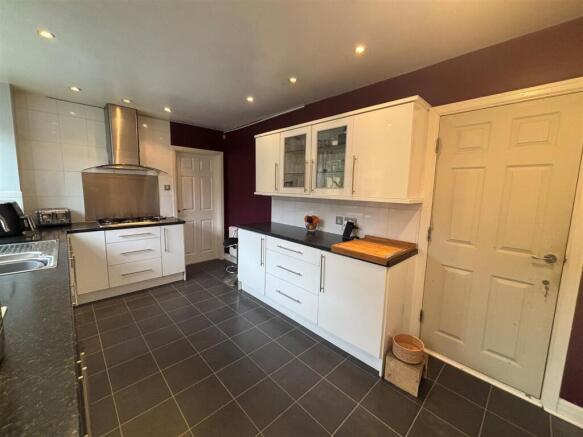 kitchen 2.jpg