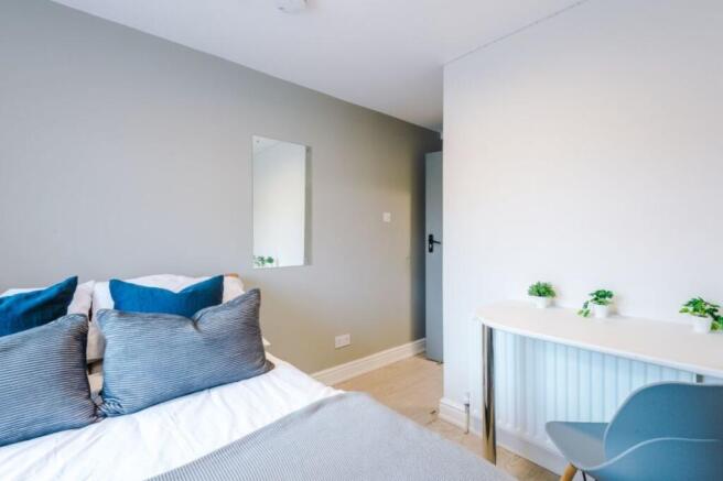 41TR - Bedroom