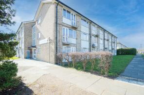 10, Hunters Lodge, Blenheim Chase, Leigh-on-sea SS9 3HG