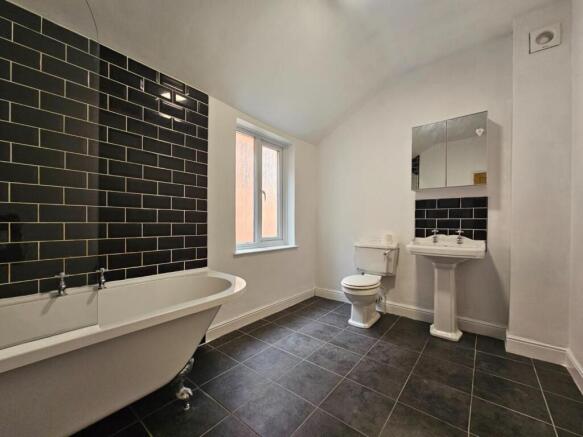Bathroom (2).jpg