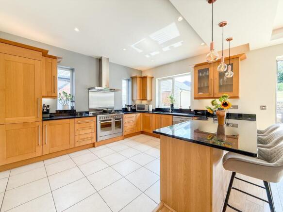 5 bed Detached for sale Image 5