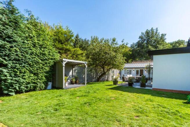 SIDE/REAR GARDEN