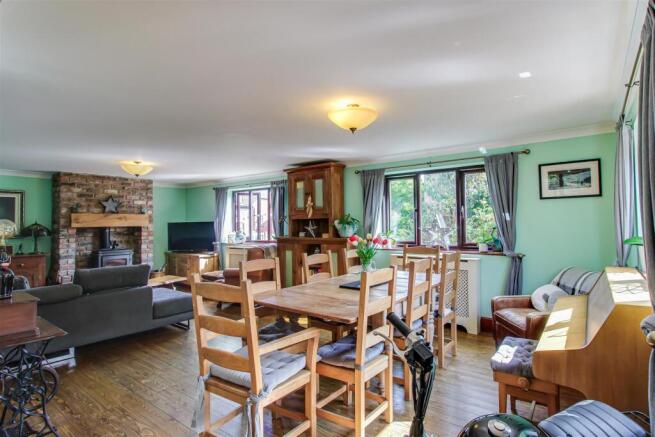 4 bed Detached for sale Image 5