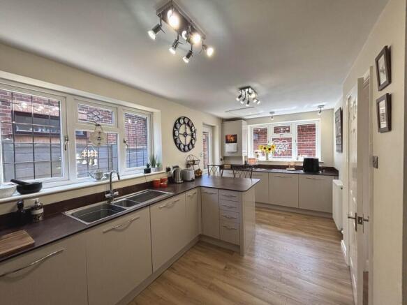 4 bed Detached for sale Image 12