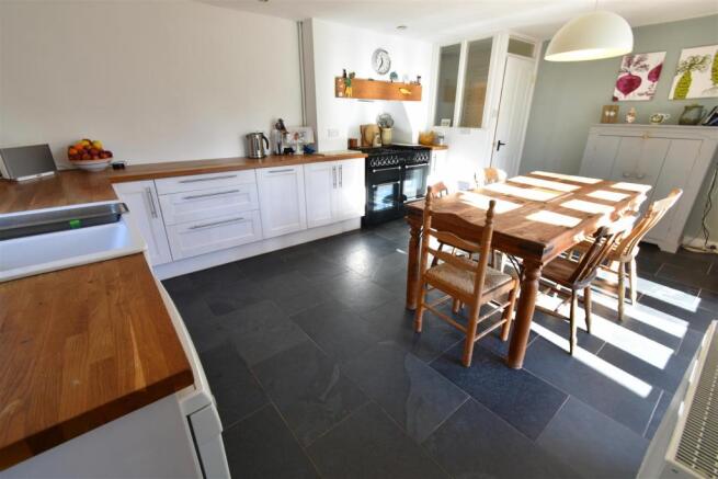 KITCHEN/DINING ROOM