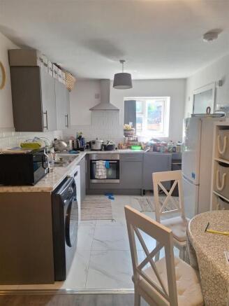 Kitchen Dinng Area.jpg