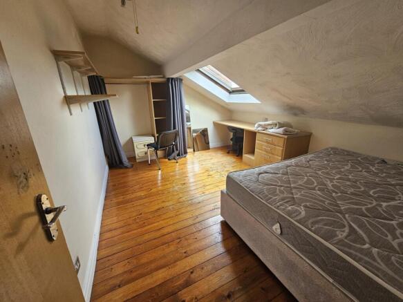 Bright attic double bedroom with wooden floors,...