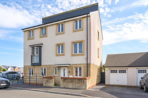 Glider Avenue, Haywood Village - SUPERB TOWN HOUSE
