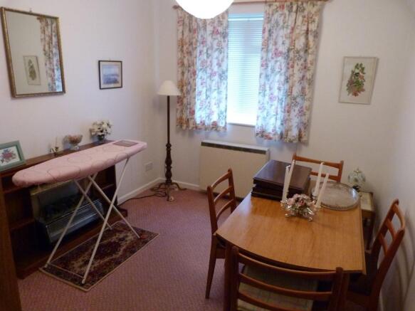 Bedroom 2/ Dining room