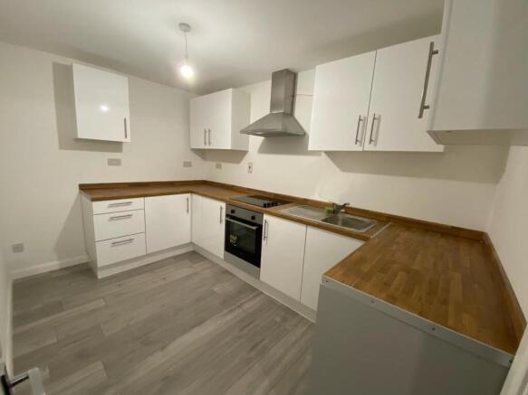 3 bed Apartment to rent Image 8