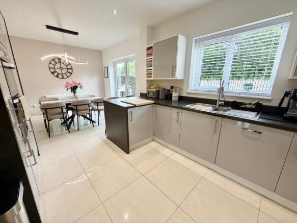 4 bed Detached for sale Image 7