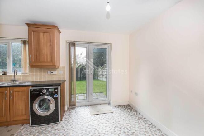 4 bed Semi-Detached for sale Image 4