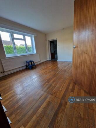 Main Bedroom, Dual Aspect