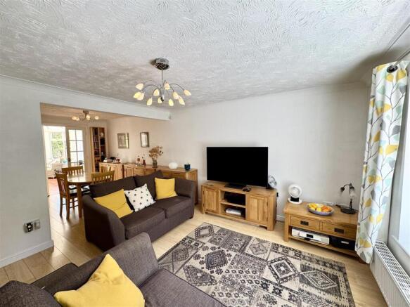 LIVING/DINING ROOM