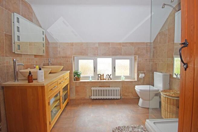 Greensleeves, bed 1 en suite.jpg