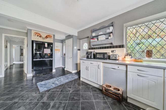 5 bed Detached for sale Image 12