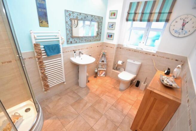 Ensuite/cloakroom
