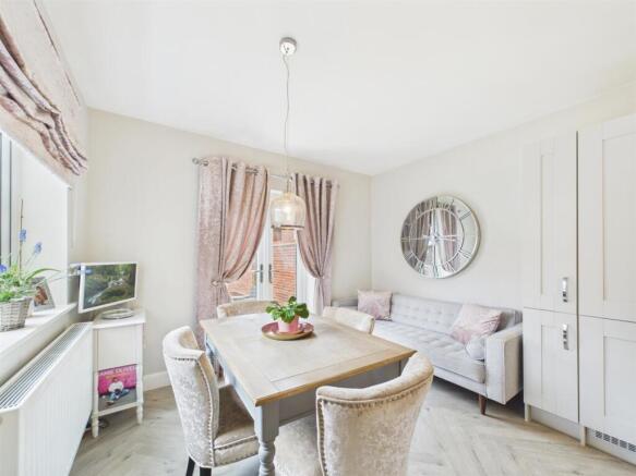 KITCHEN/DINING