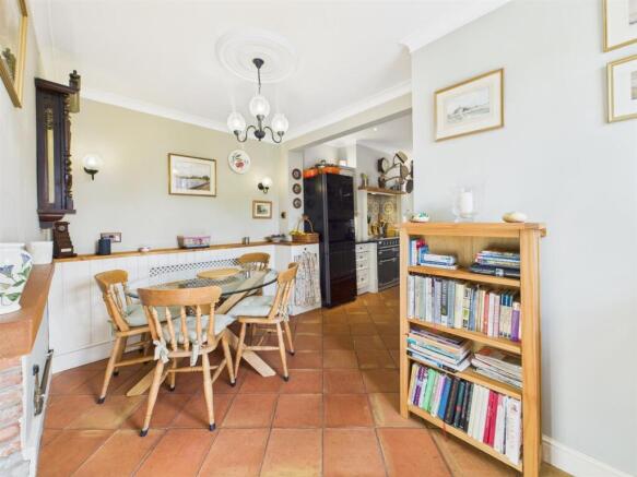 KITCHEN / BREAKFAST