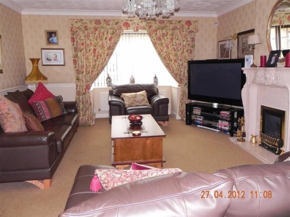 Lounge/Dining Area