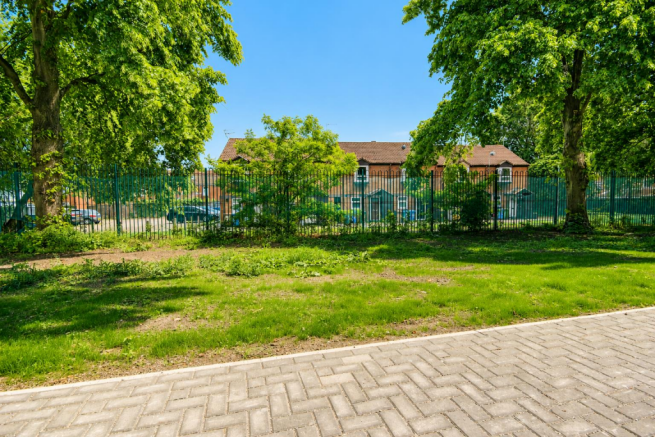 4 bed Terraced for sale Image 8