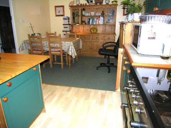KITCHEN/DINING ROOM