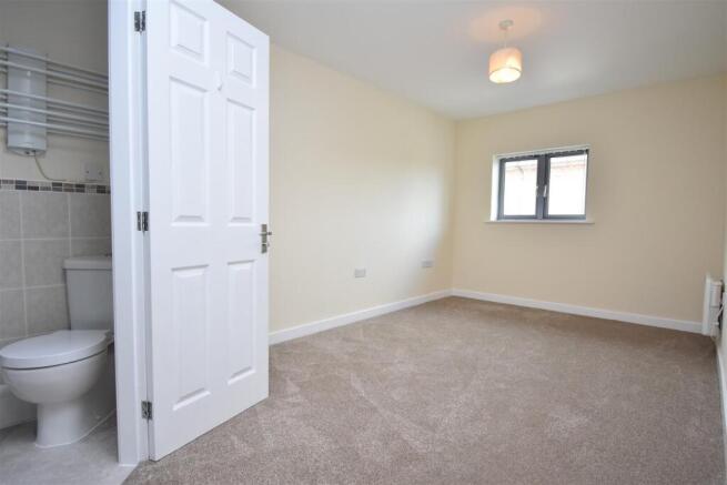 2 bed Apartment to rent Image 4