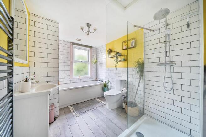 Bathroom W.C (3)