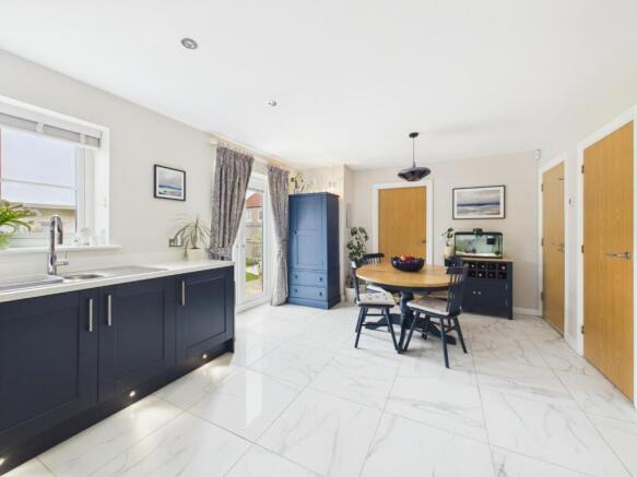 4 bed Detached for sale Image 11