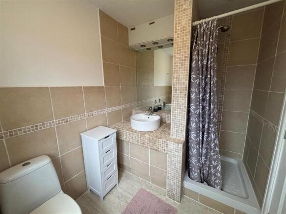 ensuite.jpg