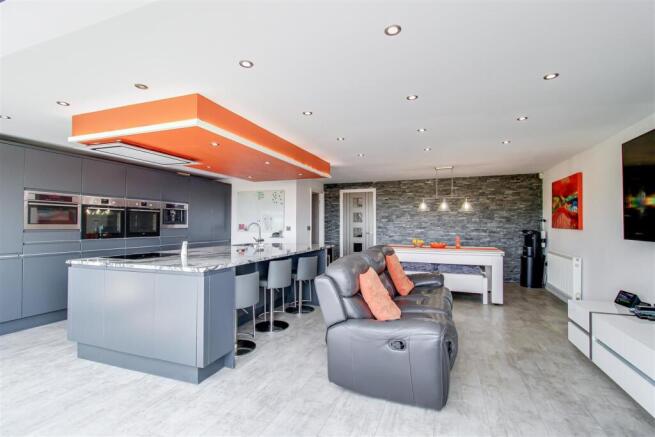 5 bed Detached for sale Image 4