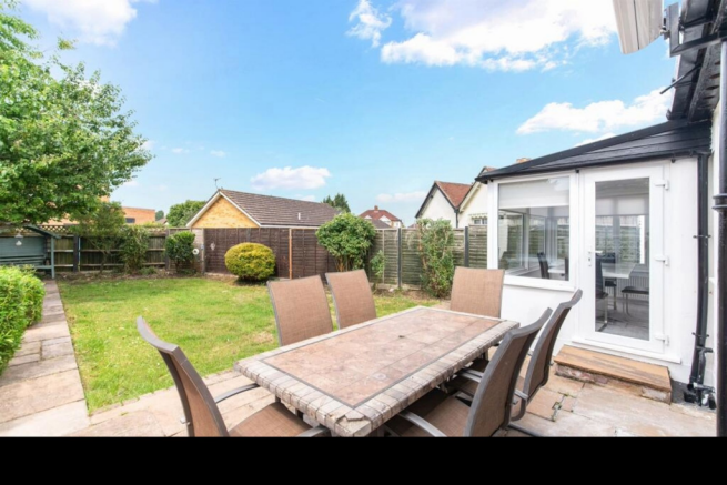 Pams Way, Epsom, KT19 photo 4