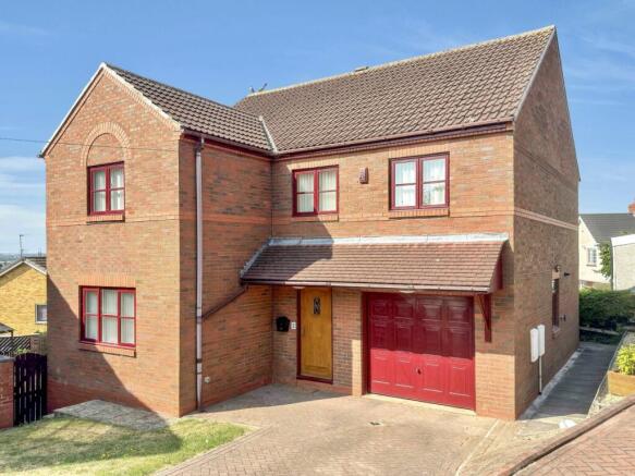4 bed Detached for sale in leeds
