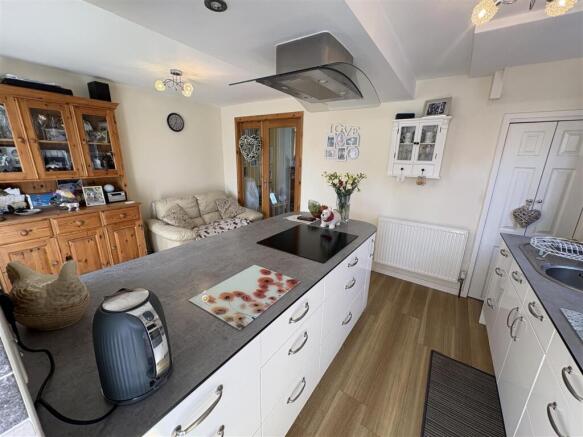 3 bed Semi-Detached for sale Image 6