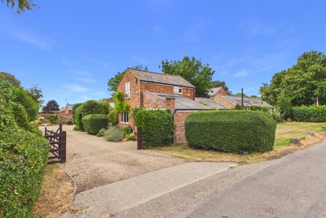 EweMove - Spalding - Beeches - Front of House