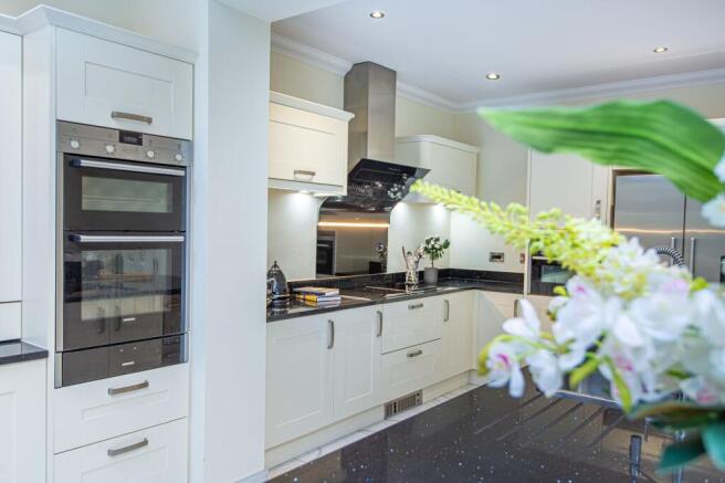 5 bed Detached for sale Image 10