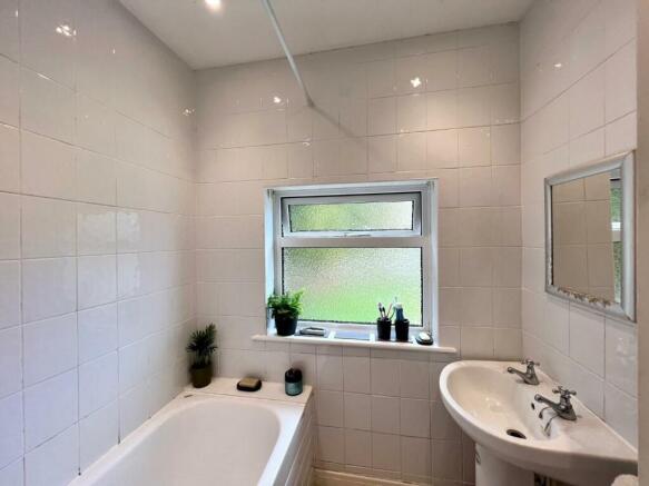 4 Kingsdown - Family Bathroom..jpg