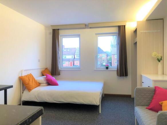 Bright and tidy double bedroom featuring two la...