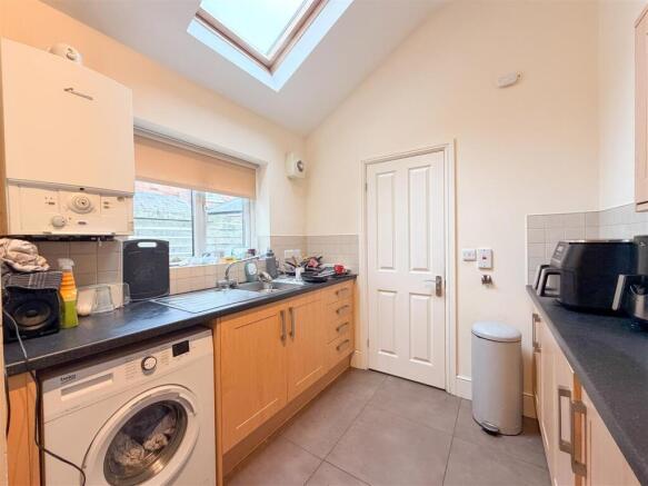 4 bed House to rent Image 9